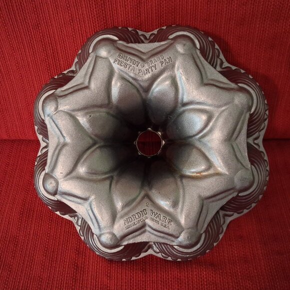 Nordic Ware Pro Cast FESTIVAL FIESTA PARTY BUNDT PAN Cast Aluminum Lightly - Picture 9 of 9
